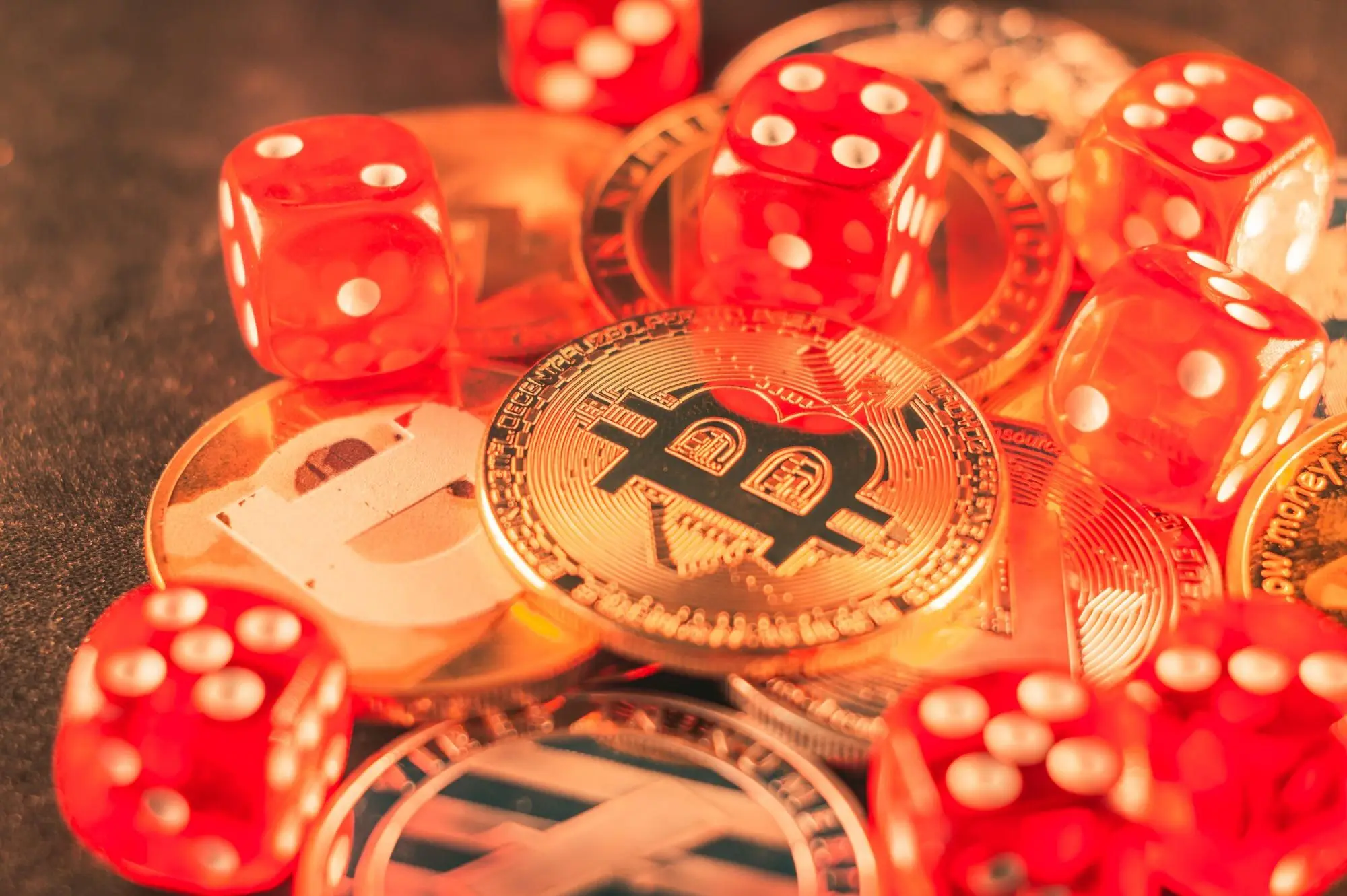 Bitcoin-mynter og røde terninger på et casinobord