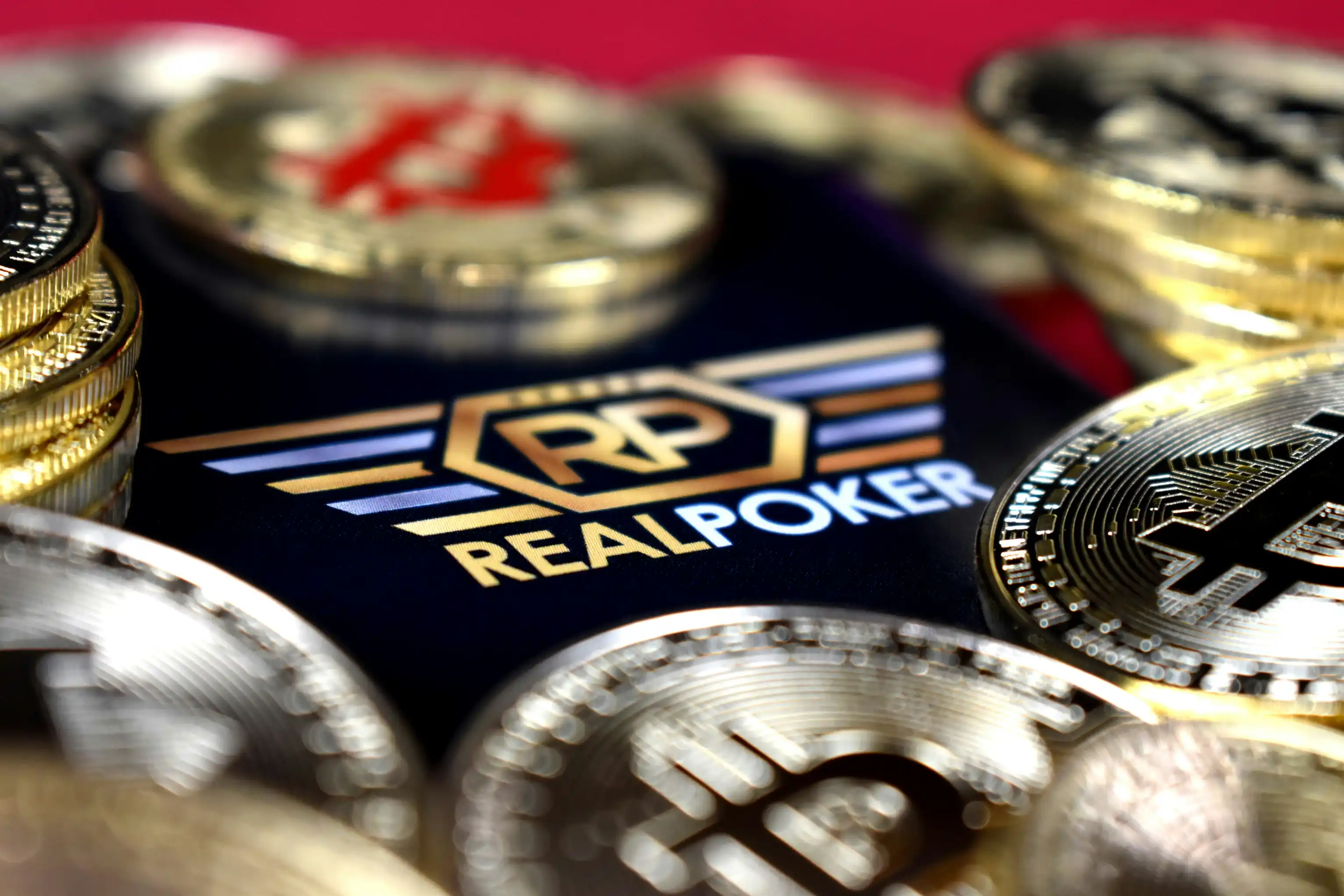 Bitcoin og andre kryptomynter rundt en pokerbrikke